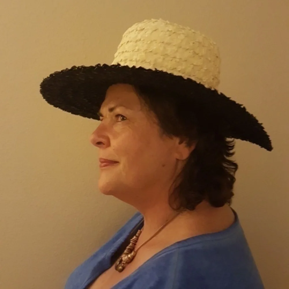 DERBY CHURCH TEA CREAM WOVEN STRAW HAT‎ WITH BLACK PATENT TRIM BOW - Picture 4 of 7